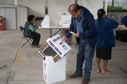 Un hombre vota en la elección judicial en la alcaldía Magdalena Contreras, el 1 de junio en Ciudad de México.