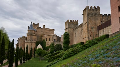 El parador de Olite, en primer término a la derecha, y el castillo, que forman un complejo palaciego.