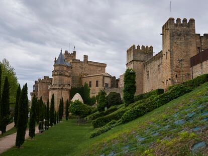 El parador de Olite, en primer término a la derecha, y el castillo, que forman un complejo palaciego.