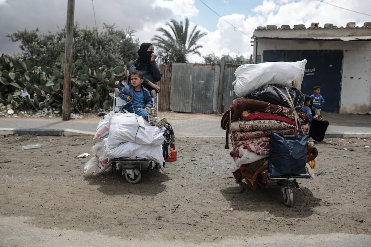 Conmoción y miedo en Rafah: “Es difícil tomar una decisión de irse o no por las mentiras de Israel” | Internacional Conmoción y miedo en Rafah: “Es difícil tomar una decisión de irse o no por las mentiras de Israel” | Internacional
