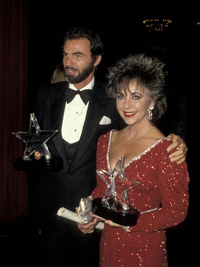 Burt Reynolds y Elizabeth Taylor posan juntos en una gala de premios en 1985.