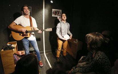 Rodrigo Vega y Marcos Montejano actúan en un micromusical.