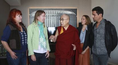 Víctimas de abusos por parte de maestros budistas posan junto al Dalai Lama, tras presentar el informe #MeTooGuru.