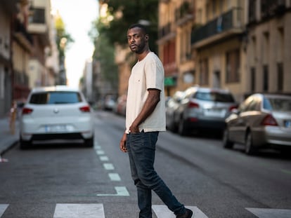 El actor Boré Buika, el viernes en una calle de Madrid.