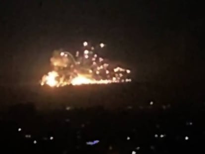 Explosión durante el ataque israelí de la madrugada del miércoles en las afueras de Damasco.