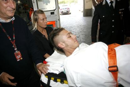 El piloto, en un principio, iba a estar entre cuatro o cinco meses, de baja como mínimo, para recuperarse de la fractura abierta de tibia y peroné de la pierna derecha que sufrió en el circuito de Mugello, informó Roberto Buzzi, el médico que le operó.
