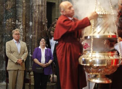 Martin Sheen y su hermana Carmen observan la misa del peregrino en la catedral de Santiago.