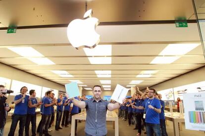 Un joven llamado Ricardo ha sido el primero en adquirir el iPad 2 en la tienda de Apple de Madrid Xanadú