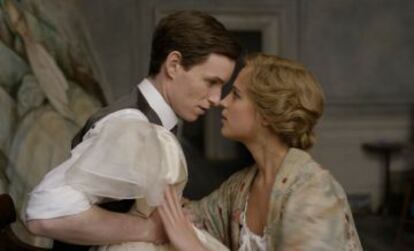 Eddie Redmayne y Alicia Vikander, en 'La chica danesa'.