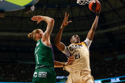 Moussa Diagne entra a canasta defendido por Dylan Osetkowski, de Unicaja. 