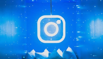 Logo Instagram con fondo azul y blanco