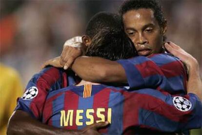 Ronaldinho y Eto&#39;o se abrazan con Messi tras un gol del primero.