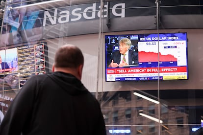 Una pantalla muestra la caída del mercado en el estudio de Nasdaq en Nueva York.