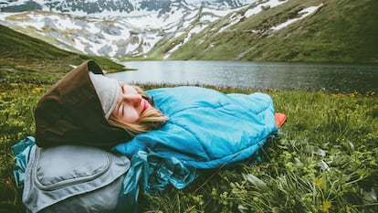 Sacos de dormir para actividades al aire libre en la montaña, aptos para temperaturas frías.