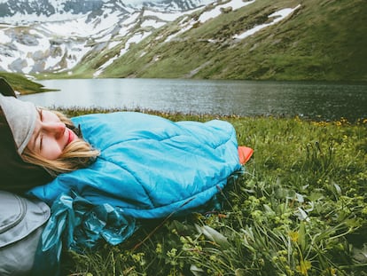 Sacos de dormir para actividades al aire libre en la montaña, aptos para temperaturas frías. GETTY IMAGES.