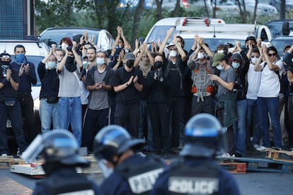 Manifestantes se enfrentan a las fuerzas policiales mientras bloquean una calle durante una acción convocada por el colectivo 'Bloqueemos todo', en Montpellier, Francia.