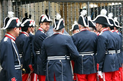 Guardias municipales vestidos con el uniforme de gala esperan en la Catedral de Santiago a que comience el funeral en memoria de Azkuna.