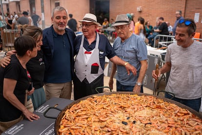 El nuevo alcalde de Barcelona, Jaume Collboni (PSC), saluda a los vecinos durante el concurso de paellas de La Marina del Port, este domingo.