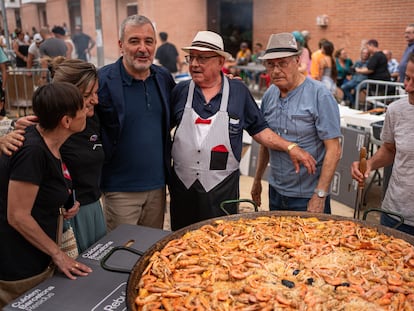 El nuevo alcalde de Barcelona, Jaume Collboni (PSC), saluda a los vecinos durante el concurso de paellas de La Marina del Port, este domingo.