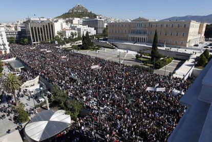 Manifestación multitudinaria en la plaza Syntagma, a las puertas del Parlamento griego.