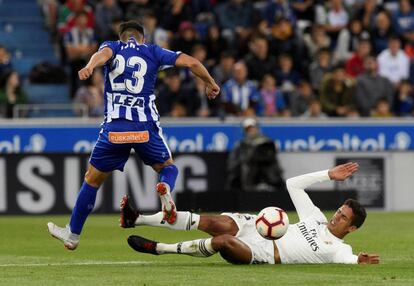 Raphael Varane arrebata el balón limpiamente a Jony Rodríguez.