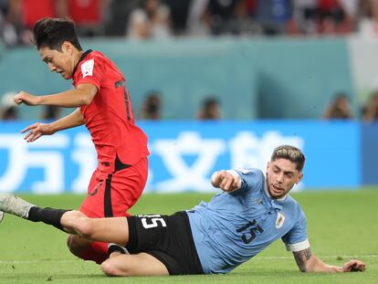 Federico Valverde en una jugada contra Kang-in Lee durante el partido entre Uruguay y Corea del Sur en el Mundial de Qatar, este jueves.