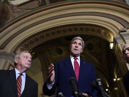 El secretario de Estado, John Kerry (centro) tras la reunión en el Congreso.