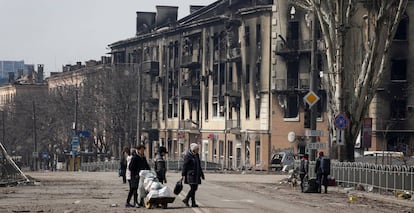 Un grupo de personas en la ciudad de Mariupol, Ucrania.