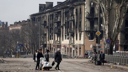 Un grupo de personas en la ciudad de Mariupol, Ucrania.