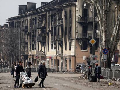 Un grupo de personas en la ciudad de Mariupol, Ucrania.