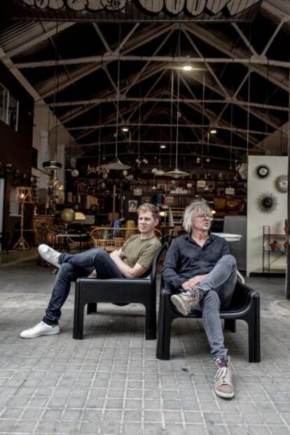 Nills Jasen y Ron Van Melick sentados frente a su tienda almacén Brutus de Gaper (Barcelona).