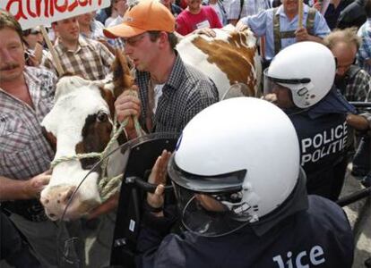 Agentes antidisturbios tratan de controlar la manifestación convocada ante la sede de la Comisión Europea.