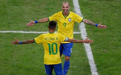Tardelli celebra con Neymar su segundo gol