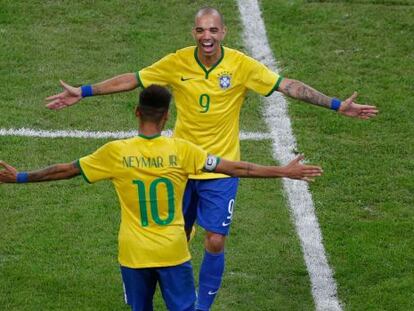 Tardelli comemora seu segundo gol com Neymar.