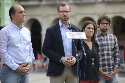 Javier Maroto, junto a otros concejales del PP de Vitoria, en su comparecencia frente al Ayuntamiento de la ciudad.