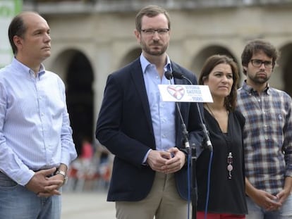 Javier Maroto, junto a otros concejales del PP de Vitoria, en su comparecencia frente al Ayuntamiento de la ciudad.