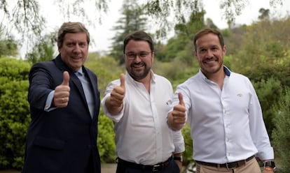 El candidato del Partido Popular a la Presidencia del Gobierno de Canarias, Asier Antona (c), posa junto a Gabriel Mato (i) y Mariano Hernández (d), candidatos al Parlamento Europeo y al Cabildo de La Palma.