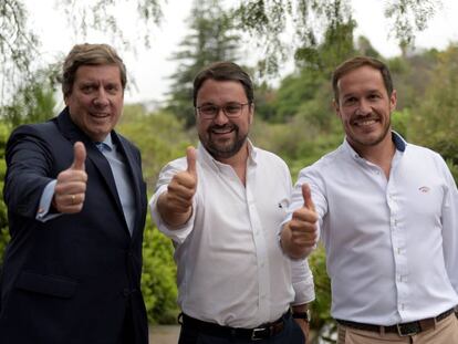El candidato del Partido Popular a la Presidencia del Gobierno de Canarias, Asier Antona (c), posa junto a Gabriel Mato (i) y Mariano Hernández (d), candidatos al Parlamento Europeo y al Cabildo de La Palma.