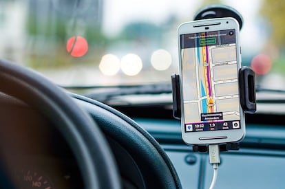 El móvil se ha convertido en una herramienta perfecta para orientarnos en nuestro lugar de destino, con apps como Google Maps o Apple Maps. Normalmente colocamos el teléfono en un soporte para utilizarlo. Algo muy peligroso si tenemos en cuenta que lo más probable es que le esté dando el sol continuamente, además del efecto lupa que hace la luna delantera del vehículo. Por lo tanto, aléjalo del salpicadero y por supuesto no te lo olvides en la guantera.