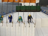 Carga de un barco en Ribadeo con celulosa de Ence.
