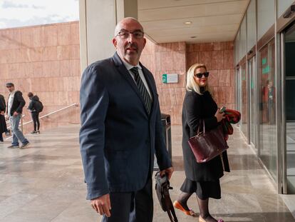 El concejal socialista David Valadez, que denunció en Madrid que en Estepona se estaban cometiendo presuntamente delitos relacionados con la corrupción urbanística, a su llegada este miércoles a la Ciudad de la Justicia de Málaga, donde se juzga el 'caso Astapa'.