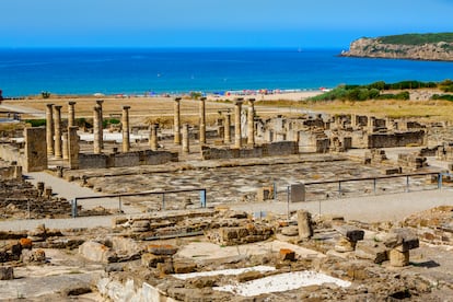 Columnas del templo de Augusto en el sitio arqueológico de Baelo Claudia, junto a la playa gaditana de Bolonia. 