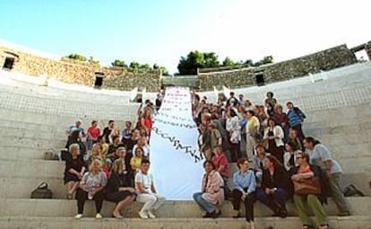 Mujeres saguntinas desplegaron ayer una pancarta en el Teatro Romano en protesta por su demolición.