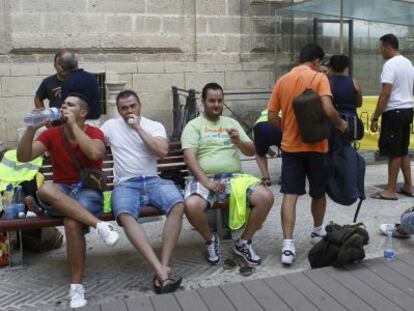 Trabajadores de Mercasevilla durante el encierro que han mantenido en la Catedral de Sevilla.