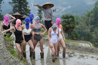 Varias modelos promocionan el 'facekini' unas terrazas de arroz en la zona rural de Loudi (China).