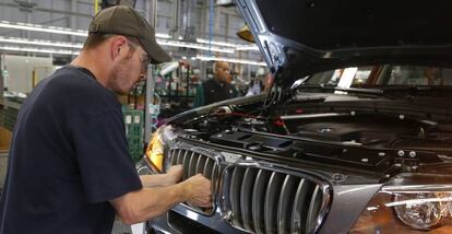 Un empleado de la f&aacute;brica de BMW en Carolina del Sur (EE UU).