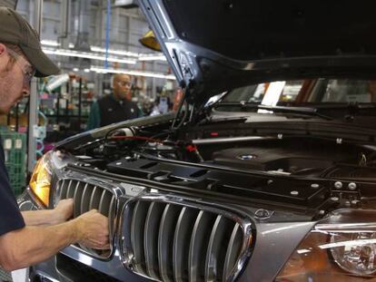 Un empleado de la f&aacute;brica de BMW en Carolina del Sur (EE UU).