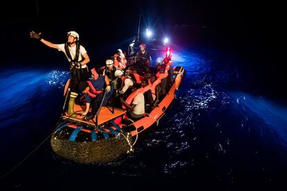 The rescued survivors from the shipwreck arrive at the ‘Aquarius’ on June 9.