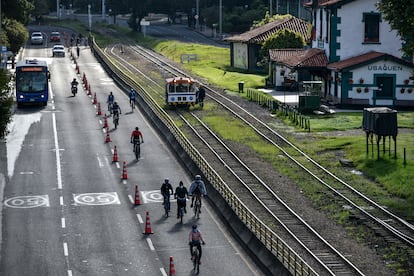 Unas personas montando en bicicleta al lado de una vía ferroviaria en Bogotá  