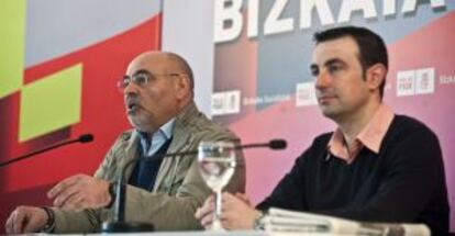 Pastor (a la izquierda), con el alcalde de Portugalete, Mikel Torres, en el acto político del PSE en dicha localidad vizcaína.